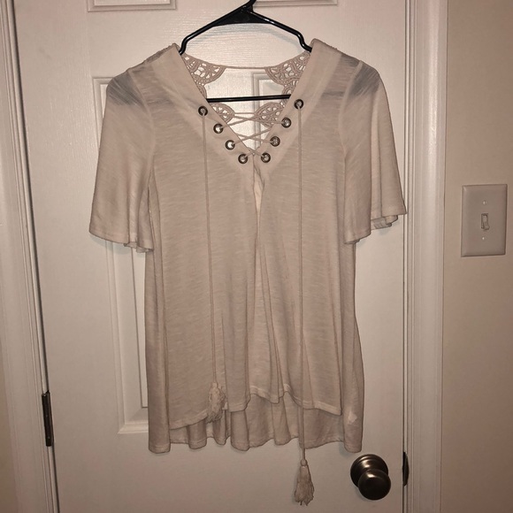 Tops - Off white, flowey cotton top with lace detail